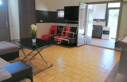 Gurgazu House | Cozy 2-Bedroom House near Bonifacio Center and Beaches
