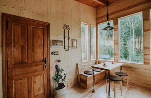 Anguciana Apartment | Enchanting Cabin Among Trees in La Rioja with Breakfast