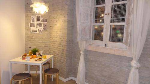 Torrefiel Apartment | Conveniently Located Bonito Alojamiento for Your Stay