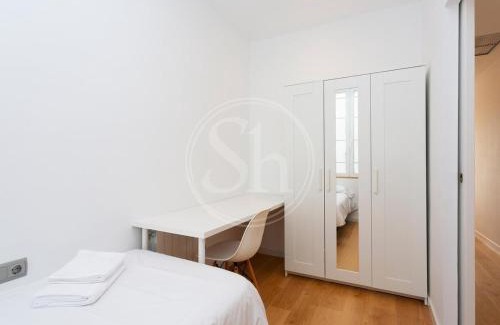 El Camp de l'Arpa del Clot Apartment | Delightful Apartment with Views of Sagrada Familia