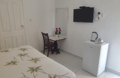 Letlhakane House | Cozy Bonjour Inn Letlhakane: Breakfast & Family-Friendly Stays