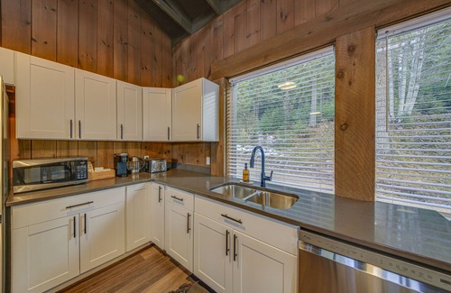 Bonners Ferry Cabin | Idyllic Bonners Ferry Cabin with Wraparound Deck and Views