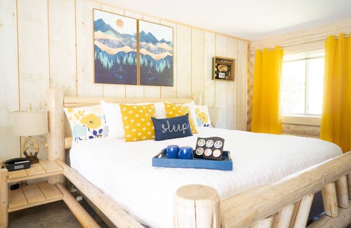 Bonners Ferry Hotel | Cozy Bonners Ferry Log Inn with Family-Friendly Amenities