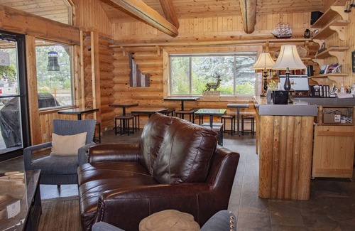 Bonners Ferry Hotel | Cozy Bonners Ferry Log Inn with Family-Friendly Amenities