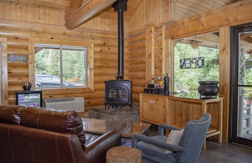 Bonners Ferry Hotel | Cozy Bonners Ferry Log Inn with Family-Friendly Amenities