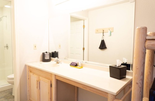 Bonners Ferry Hotel | Cozy Bonners Ferry Log Inn with Family-Friendly Amenities
