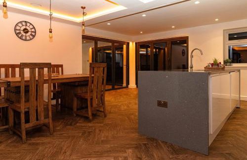 Bumble's Green House | Relaxing Bonneville House with Private Jacuzzi & Modern Style