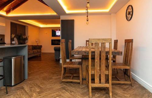 Bumble's Green House | Relaxing Bonneville House with Private Jacuzzi & Modern Style