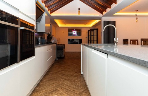Bumble's Green House | Relaxing Bonneville House with Private Jacuzzi & Garden Space