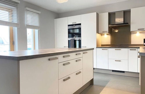 Prestwick Apartment | Convenient Bonnie Links: 2-Bed Flat Steps from Prestwick Town