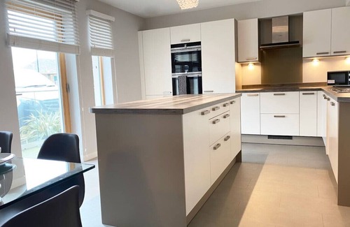 Prestwick Apartment | Convenient Bonnie Links: 2-Bed Flat Steps from Prestwick Town