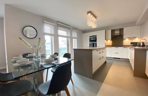 Prestwick Apartment | Convenient Bonnie Links: 2-Bed Flat Steps from Prestwick Town