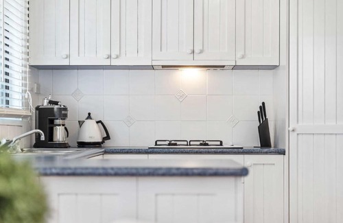 Ocean Grove House | Beachside Bonnyvale Abode with Free WiFi & Perfect Reviews