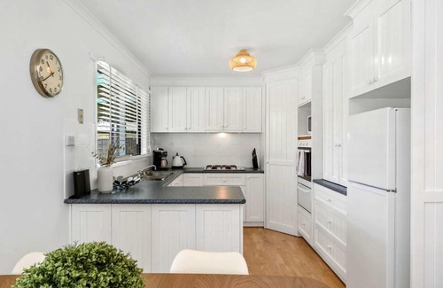 Ocean Grove House | Beachside Bonnyvale Abode with Free WiFi & Perfect Reviews