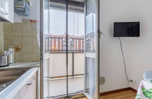 Gallaratese Apartment | Bright & Functional Bonola M1 Underground Apartment for Families