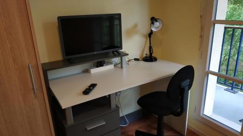 Saint-Maurice Apartment | Cozy Bonvallet Studio with Balcony - Family-Friendly Stay