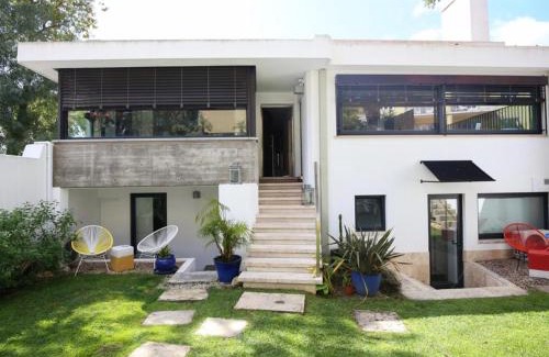 Paco De Arcos House | Kid-Friendly Bonvalot Guest House with 9/10 Rating
