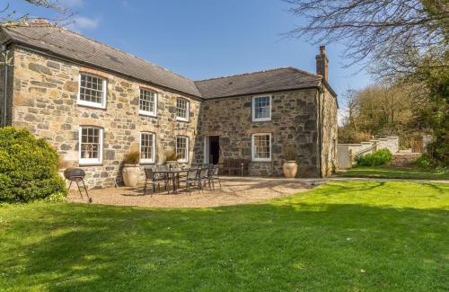 Helston House | Pet-Friendly Bonython Farmhouse for Your Perfect Getaway