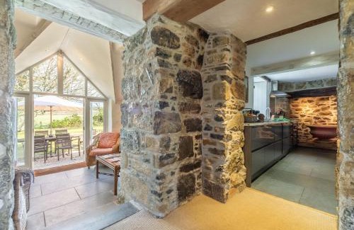 Helston House | Pet-Friendly Bonython Farmhouse for Your Perfect Getaway