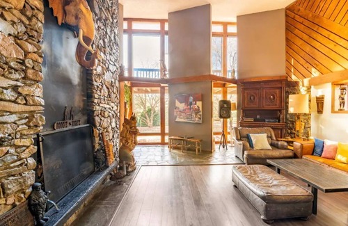 Afton House | Experience Boogie Nights Manor on VA's Scenic Brew Ridge Trail