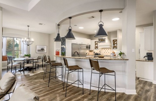 Austin House | Premier Hotel with Pool, Hot Tub & Lake View Rooms