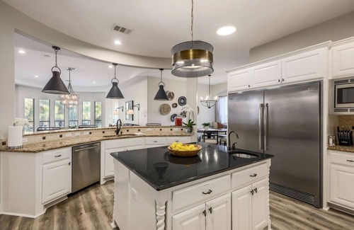 Austin House | Premier Hotel with Pool, Hot Tub & Lake View Rooms