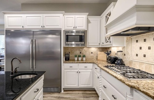 Austin House | Premier Hotel with Pool, Hot Tub & Lake View Rooms