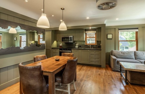 Homewood Cottage | Delightful Cottage by the Lake with Fire Pit & Ski Access