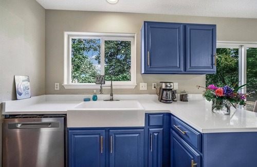Newberg House | Summer Getaway: Book Now for Fire-Pit and Golf Fun!