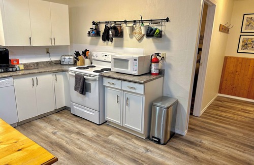 Lester Beach Cabin | Pet-Friendly Cabin Retreat in Belair Properties - 10/10 Rated