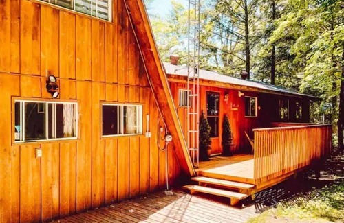 Baysville Cottage | Experience Vibrant Fall Colors at Our Family-Friendly Hotel