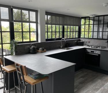 Pattiswick Apartment | Stylish Urban Retreat at Halstead - Rated 9.3/10