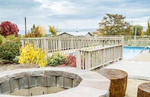 Medford Apartment | BookStayHop –Rellik Raven Suite. Pool, Hot Tub, Mountain Views, & Outdoor Space!