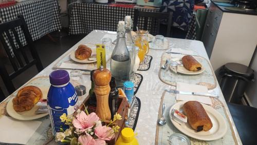 Quintanapalla House | Budget-Friendly Boomerang Cottage B&B with Breakfast Included
