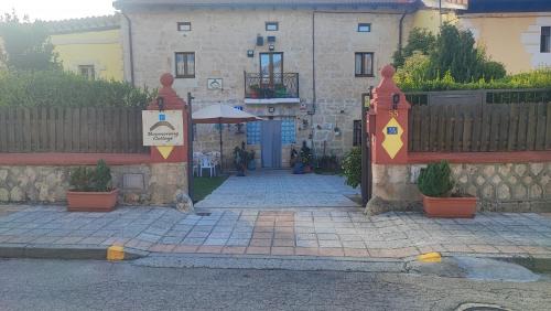 Quintanapalla House | Budget-Friendly Boomerang Cottage B&B with Breakfast Included