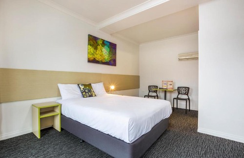 Lavington Hotel | Inviting Boomerang Hotel: Poolside Retreat with Breakfast