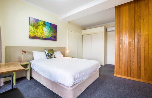 Lavington Hotel | Inviting Boomerang Hotel: Poolside Retreat with Breakfast