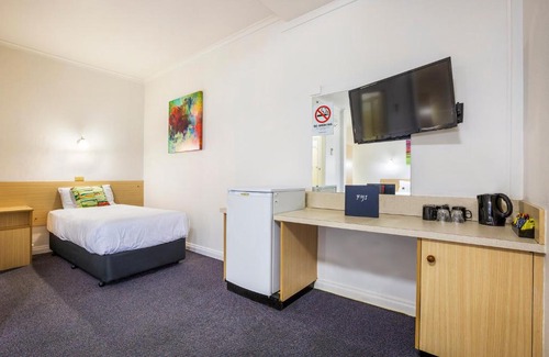 Lavington Hotel | Inviting Boomerang Hotel: Poolside Retreat with Breakfast