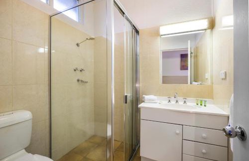 Lavington Hotel | Inviting Boomerang Hotel: Poolside Retreat with Breakfast