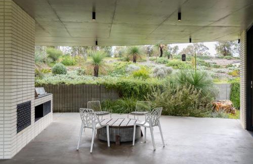 Quindalup House | Family-Friendly Boomerang House with Perfect 10/10 Rating
