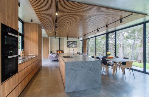 Quindalup House | Family-Friendly Boomerang House with Perfect 10/10 Rating