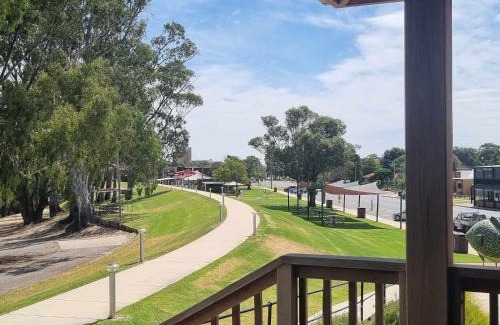 Tocumwal Resort | Relax at Boomerang Way Tourist Park with Oceanfront Views