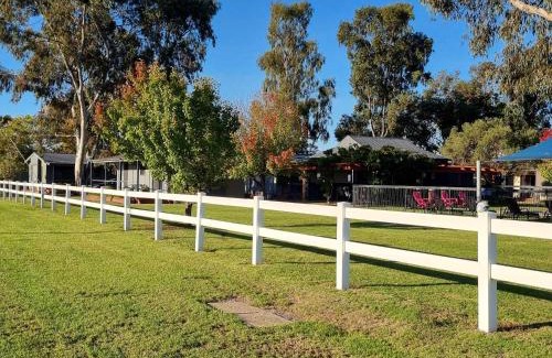 Tocumwal Resort | Relax at Boomerang Way Tourist Park with Oceanfront Views