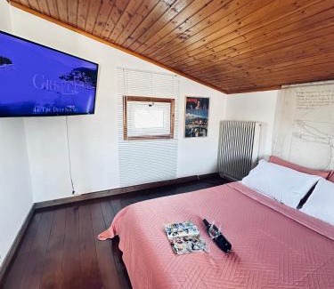 Kropia Apartment | Pet-Friendly Boomers Attic Athens - Rated 10/10 by Guests