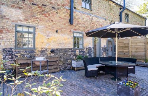 Market Rasen House | Welcoming Boot Room: Pet-Friendly Retreat with Hot Tub