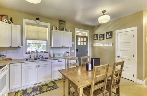 Oroville House | Bootleggers Bungalow: Perfectly Located with Top Amenities