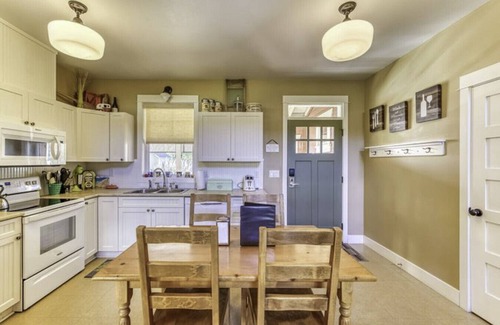 Oroville House | Bootleggers Bungalow: Perfectly Located with Top Amenities