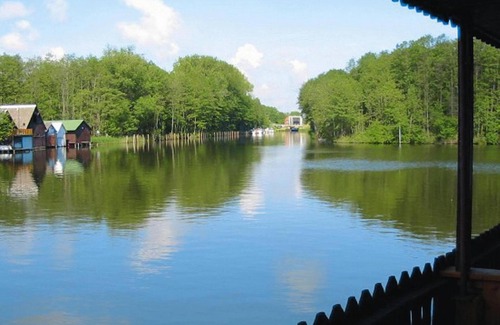 Mirow House | Cozy Boathouse in Mirow with Covered Terrace & Breakfast