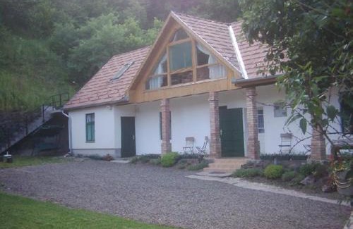Matrakeresztes House | Quaint Boróka Vendégház: Pet Friendly & Family-Oriented