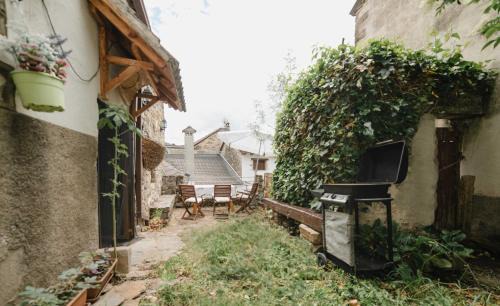 Borau House | Relaxing Retreat: BORAU - Casa with Garden & BBQ Area